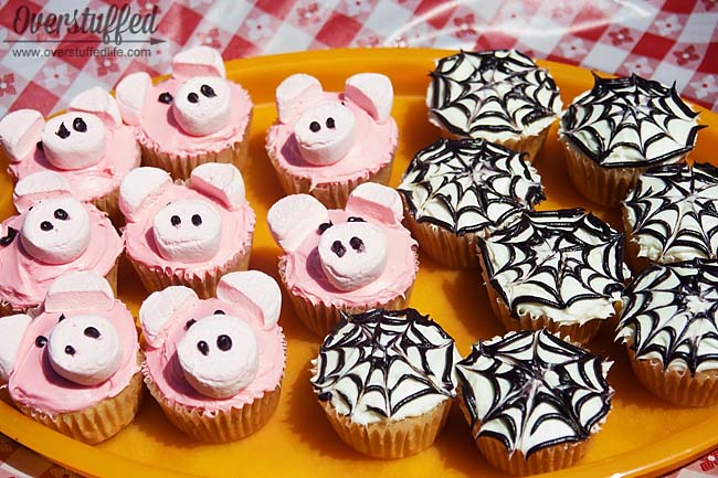 Charlotte's Web Book Club: Charlotte and Wilbur Cupcakes. So easy to make and the kids will love helping!