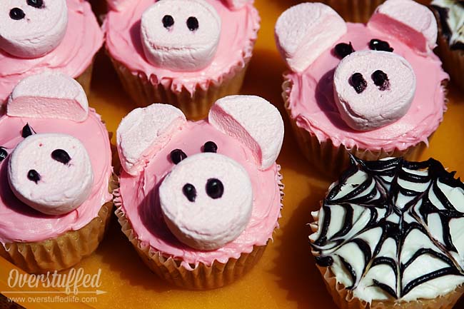 Charlotte's Web Book Club: Charlotte and Wilbur Cupcakes. So easy to make and the kids will love helping!