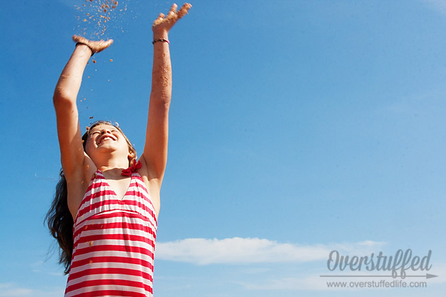 Beach photo pose idea—throwing sand