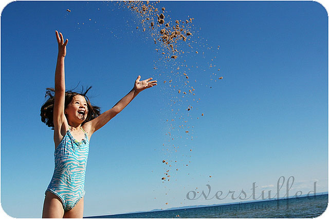 Beach photo pose idea—throwing sand