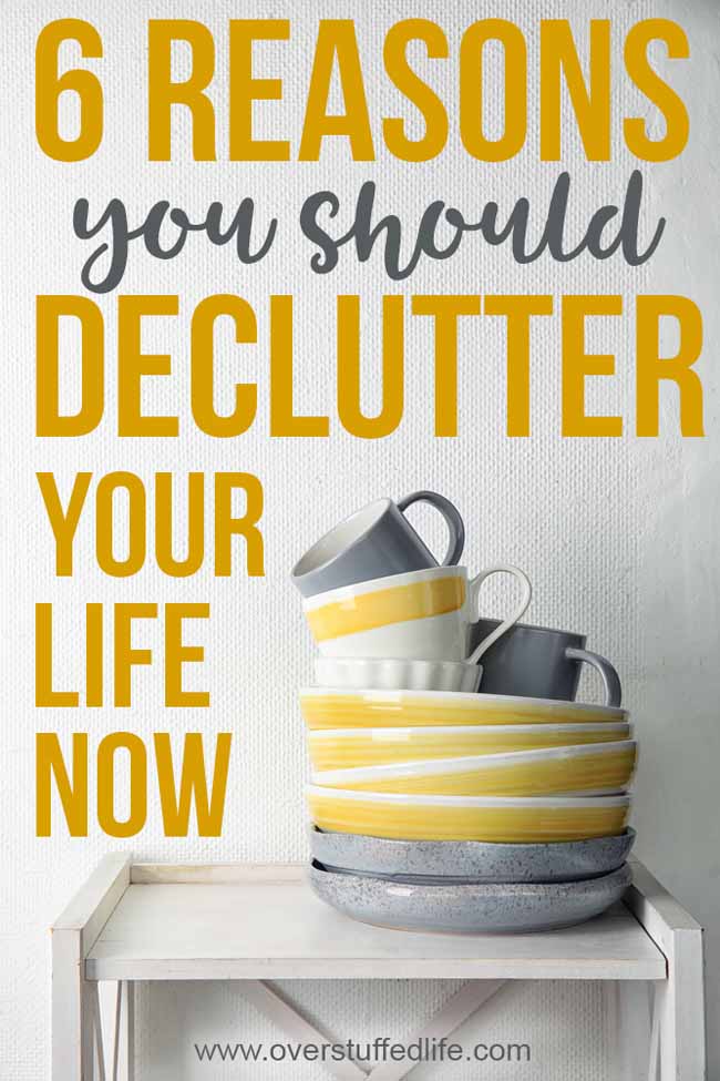 Looking for REASONS to CLEAR THE CLUTTER from your home and life? The benefits of DECLUTTERING are too big to ignore. Check out these 6 amazing reasons you should START DECLUTTERING today!