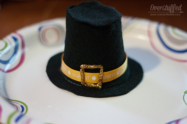 Make cute pilgrim hats for Thanksgiving place cards. An easy Thanksgiving craft that the kids can help with, too.