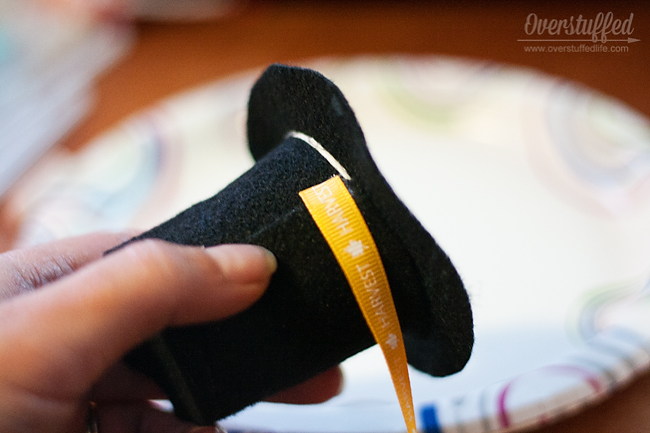 Easy Pilgrim Hat Place Cards for Thanksgiving 