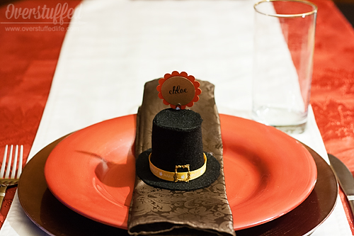 How to make adorable pilgrim hat Thanksgiving place cards that are both easy and affordable, and use things you most likely already have on hand.