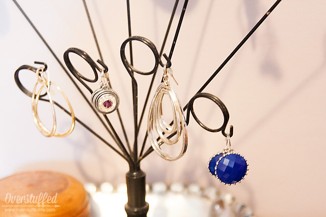 Organize all your dangly earrings with a picture holder. Great way to see the jewelry you have! #overstuffedlife