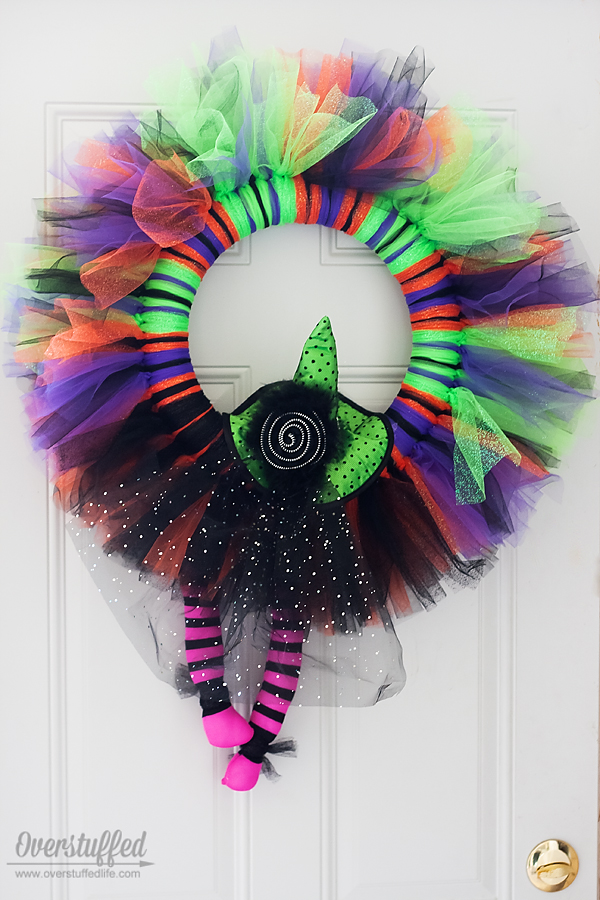 Make this adorable tulle Halloween wreath in under an hour! It's easy to make and the supplies are inexpensive. #overstuffedlife