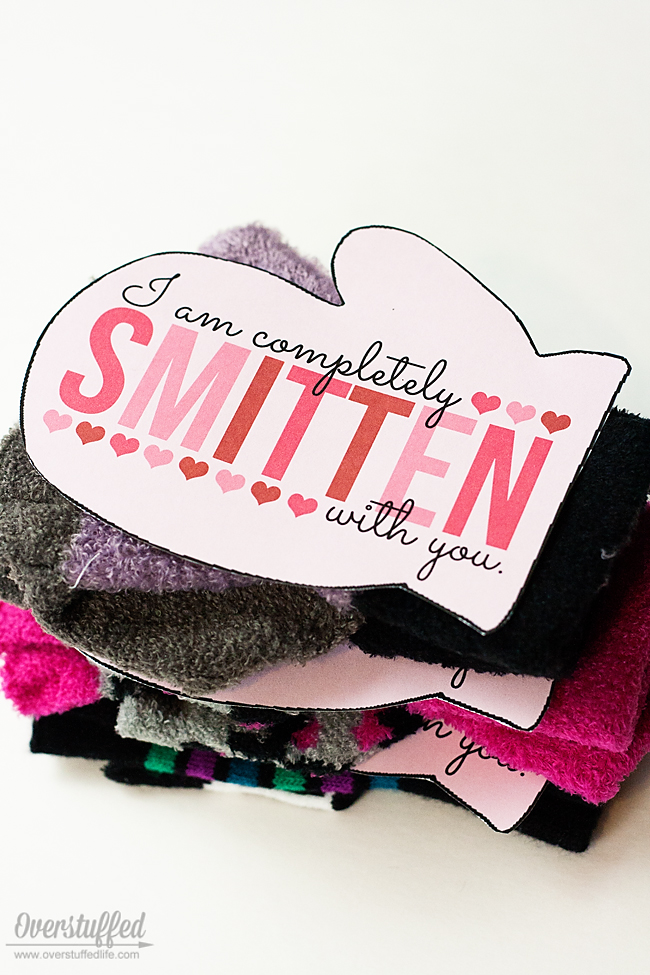 Use this fun Valentine idea with a gift of mittens this Valentine's Day! Free printable download. 