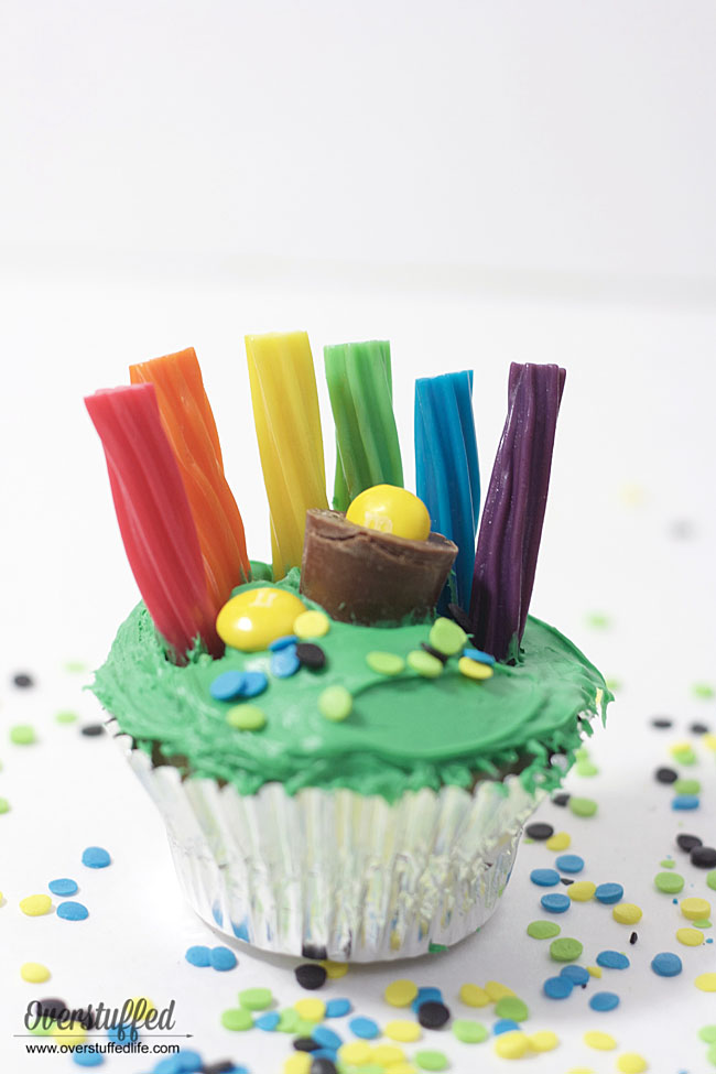 Easy St. Patrick's Day cupcake idea | decorate cupcakes for St. Paddy's Day | Green cupcakes | pot of gold treat idea | rainbow cupcakes for St. Pat's Day | how to make St. Patrick's Day cupcakes | Fun treat for St. Patrick's Day