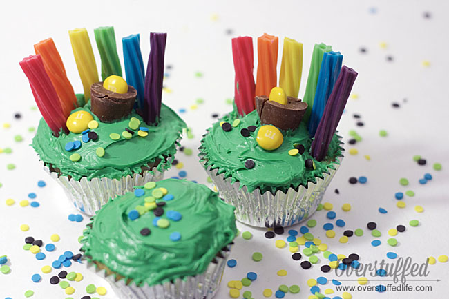 Easy St. Patrick's Day cupcake idea | decorate cupcakes for St. Paddy's Day | Green cupcakes | pot of gold treat idea | rainbow cupcakes for St. Pat's Day | how to make St. Patrick's Day cupcakes | Fun treat for St. Patrick's Day
