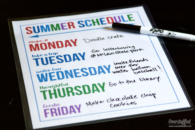 Download this free summer themed days printable to make a summer schedule that is organized and fun for your kids this summer