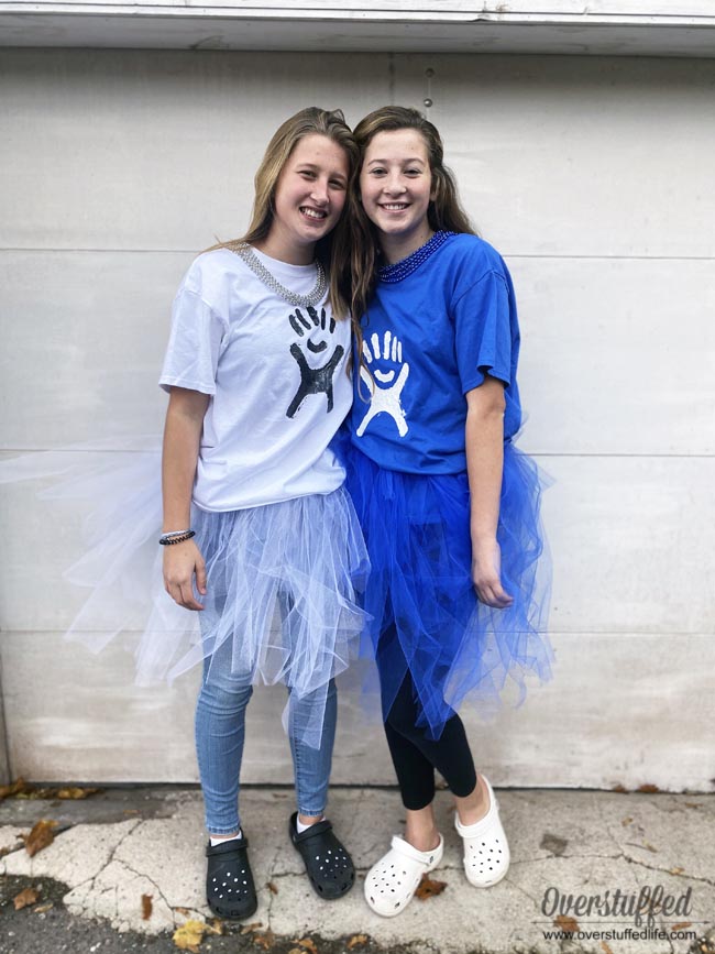 Does your teen daughter love the whole VSCO Girl movement? Make this easy DIY VSCO girl Hydroflask costume for an easy, fun, and unique Halloween costume this year!