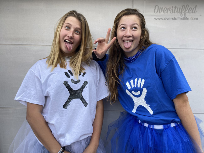 Does your teen daughter love the whole VSCO Girl movement? Make this easy DIY VSCO girl Hydroflask costume for an easy, fun, and unique Halloween costume this year!